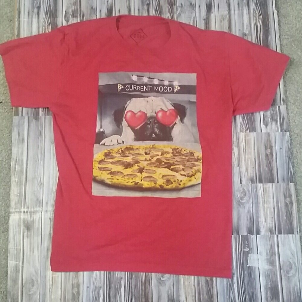 A red graphic tee.